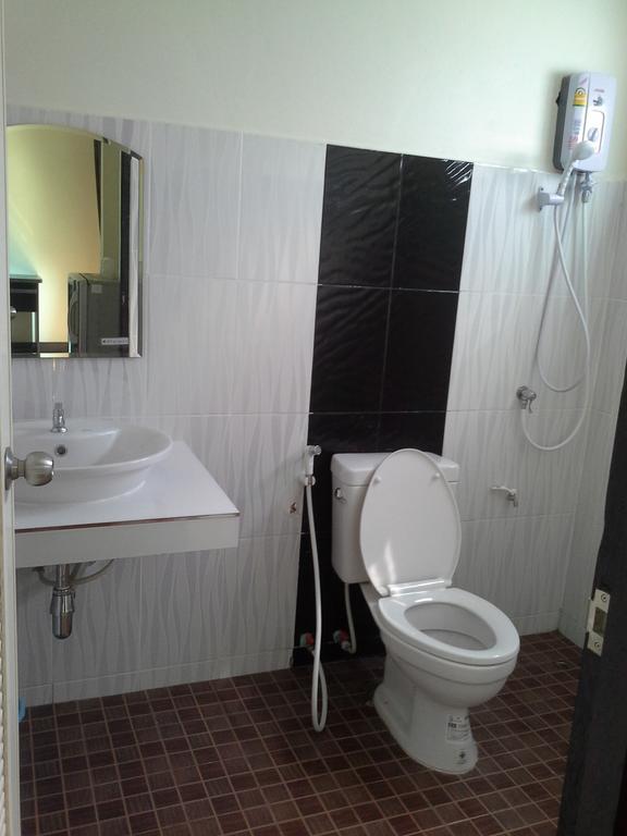 Bansappoori Aparthotel Lamphun Exteriör bild